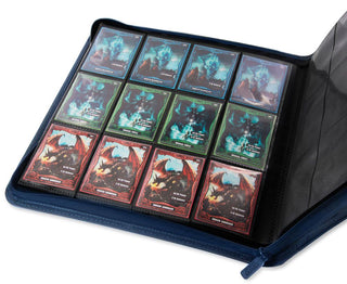 Blaues Ultimate Guard Zipfolio 480 mit 24-Pocket XenoSkin, geöffnet mit Karten, ideal für Playsets.