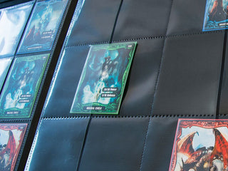 Blaues Ultimate Guard Zipfolio 480 mit 24-Pocket XenoSkin, zeigt Karten in schützenden Hüllen.