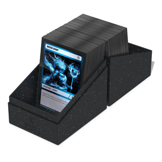 Schwarze Ultimate Guard Boulder Deck Box mit Karten, nachhaltiges Design für TCG.