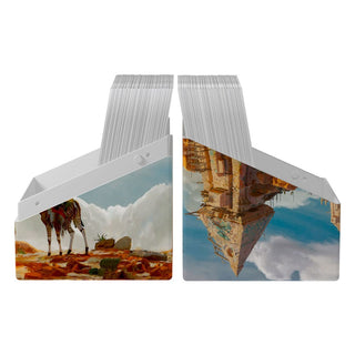 Ultimate Guard RTE Boulder 100+ mit Fantasy-Kunst von Mario Renaud, zeigt Wüstenstadt und Abenteurer.