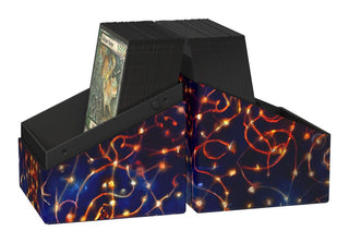 Ultimate Guard RTE Boulder 100+ Magic: The Gathering Box mit leuchtendem Muster, enthält Karten.