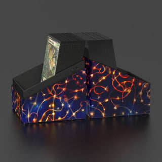 Ultimate Guard RTE Boulder 100+ Magic: The Gathering Box mit leuchtendem Design und Karten.