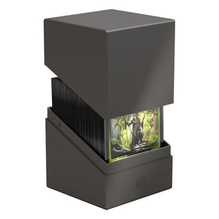 Ultimate Guard Boulder 100+ Solid in Grau, geöffnet, mit Karten.