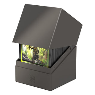 Grauer Ultimate Guard Boulder 100+ Kartenhalter, geöffnet mit Karten.