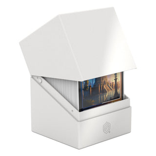 Weiße Ultimate Guard Boulder 100+ Kartenbox, geöffnet, mit Karten.