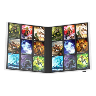 Ultimate Guard Flexxfolio 360 Weiß, geöffnet mit Sammelkarten in 18-Pocket-Seiten.