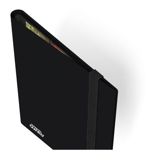 Schwarze Ultimate Guard Flexxfolio 360 Kartenmappe mit elastischem Band, teilweise geöffnet, zeigt Kartenfächer.