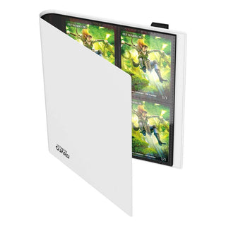 Weiße Ultimate Guard Flexxfolio 160 Kartenmappe mit 8-Taschen-Seiten, geöffnet mit Karten sichtbar.