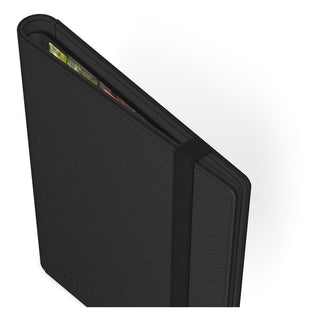 Schwarze Ultimate Guard Flexxfolio 360 Kartenmappe mit XenoSkin-Einband, elastischem Verschluss und sichtbaren Karten.