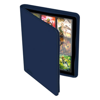 Blaue Ultimate Guard Zipfolio 360 Kartenmappe mit XenoSkin-Einband, geöffnet, zeigt Sammelkarten in 18-Taschen-Seiten.