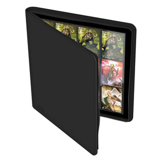 Schwarze Ultimate Guard Zipfolio 480 Kartenmappe mit XenoSkin-Einband, geöffnet, zeigt Sammelkarten.