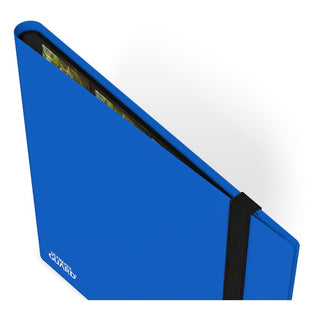 Blauer Ultimate Guard Flexxfolio 480 Kartenordner mit elastischem Band, teilweise geöffnet.