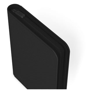 Schwarze Ultimate Guard Zipfolio 160 Kartenmappe mit XenoSkin-Einband und Reißverschluss, 8-Pocket-Design für Sammelkarten.