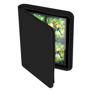 Schwarze Ultimate Guard Zipfolio 160 Kartenmappe mit XenoSkin-Einband und Reißverschluss, geöffnet mit Karten.