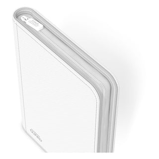 Weiße Ultimate Guard Zipfolio 160 Kartenmappe mit XenoSkin-Einband und Reißverschluss, 8-Pocket Design für Sammelkarten.