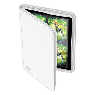 Weiße Ultimate Guard Zipfolio 160 Kartenmappe mit XenoSkin-Einband und 8-Pocket-Seiten, leicht geöffnet.