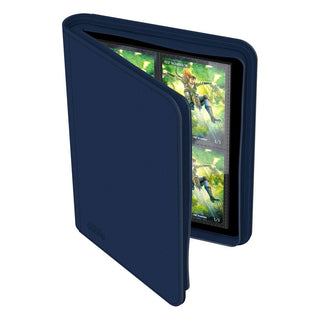 Blaue Ultimate Guard Zipfolio 160 Kartenmappe mit XenoSkin-Einband und 8-Taschen-Seiten, leicht geöffnet.