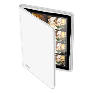 Weiße Ultimate Guard Zipfolio 320 Kartenmappe mit XenoSkin-Einband, geöffnet, zeigt Sammelkarten in 16-Taschen-Seiten.