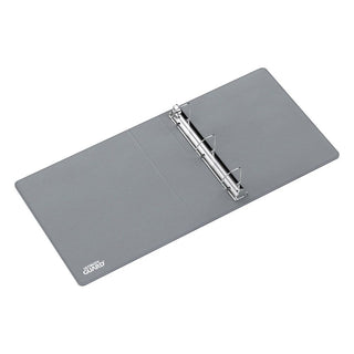 Blauer Ultimate Guard XenoSkin 3-Ring-Ordner, offen, mit verstärkten D-Ringen und beschreibbarem Indexlabel.