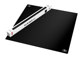 Schwarze Ultimate Guard Spielmatte 80x80 cm, rutschfest, 2 mm dick, mit Verpackung.