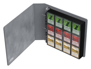 Schwarzer 3-Ringordner von Ultimate Guard mit XenoSkin-Einband, offen mit Karten in QuadRow-Hüllen.