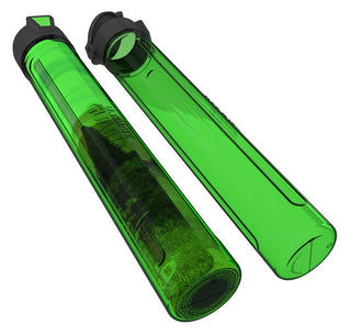 Grüne Ultimate Guard MatPod Transportröhre für Play-Mats, robustes Design, idealer Schutz für Poster und Drucke.