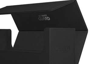 Schwarze Ultimate Guard Arkhive 400+ XenoSkin Box, geöffnet, für Kartenaufbewahrung und Transport.