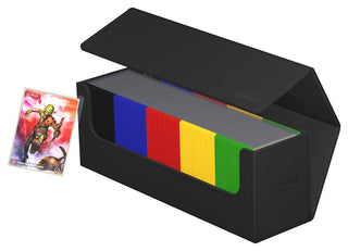 Ultimate Guard Arkhive 400+ XenoSkin Schwarz, geöffnet mit Karten und bunter Trennung, zeigt eine Goblin-Karte.