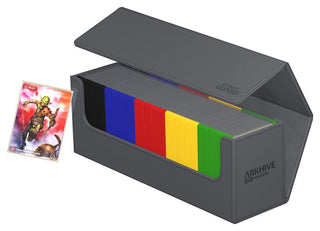 Ultimate Guard Arkhive 400+ XenoSkin Grau, geöffnet, mit Karten und Deck Boxen, Goblin-Karte daneben.
