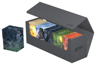 Ultimate Guard Arkhive 400+ XenoSkin Grau mit geöffnetem Deckel, zeigt bunte Deck Cases und Kartenaufbewahrung.