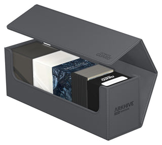 Ultimate Guard Arkhive 400+ XenoSkin Grau, geöffnet mit Karten und Deck Boxen.