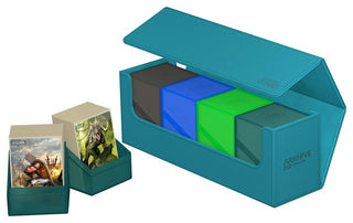 Petrolblaues Ultimate Guard Arkhive 400+ für Kartenaufbewahrung, mit offenen Deck Boxen und Kartenstapeln.