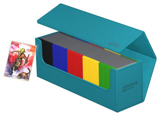 Ultimate Guard Arkhive 400+ XenoSkin in Petrolblau, geöffnet mit Karten und Deck Boxen, Goblin-Karte daneben.