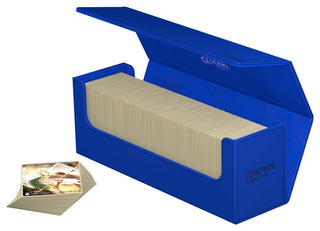 Blaue Ultimate Guard Arkhive 400+ Box mit geöffnetem Deckel, gefüllt mit Karten.