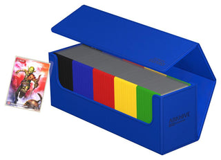 Blaue Ultimate Guard Arkhive 400+ Box mit Karten, daneben eine Goblin-Karte.