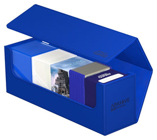 Ultimate Guard Arkhive 400+ XenoSkin Blau mit offenen Deck Boxen und Karten.