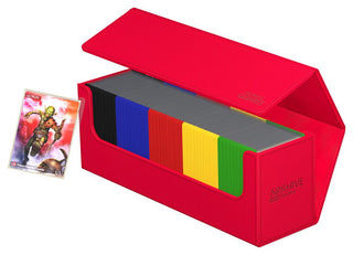 Rote Ultimate Guard Arkhive 400+ Box mit Karten und Goblin-Karte, ideal für Kartensammler.