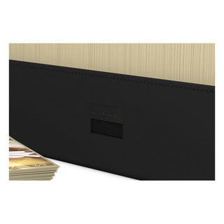Schwarze Ultimate Guard Arkhive 800+ Box mit Kartenstapel, Detailansicht der XenoSkin-Oberfläche.