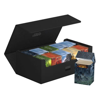 Ultimate Guard Arkhive 800+ XenoSkin Schwarz, offene Box mit Kartenhüllen, ideal für 800+ Karten, seitlich eine kleinere Box.