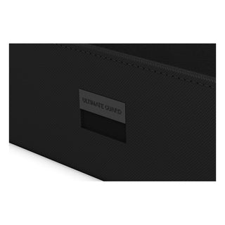 Schwarze Ultimate Guard Arkhive 800+ XenoSkin Box, Detailansicht mit Logo, für 800+ Karten.