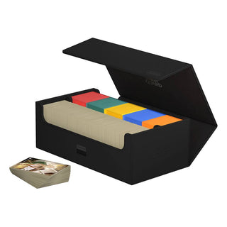 Ultimate Guard Arkhive 800+ XenoSkin Schwarz, geöffnet mit Kartenfächern und Kartenstapel, für 800+ Karten.