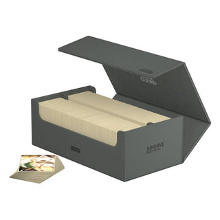 Ultimate Guard Arkhive 800+ XenoSkin Grau, geöffnet mit Kartenstapel, ideal für 800+ Karten.