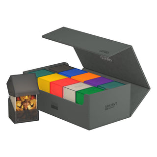 Ultimate Guard Arkhive 800+ XenoSkin Grau, geöffnet, mit bunten Kartenboxen.