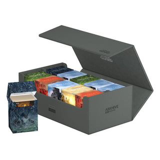 Ultimate Guard Arkhive 800+ XenoSkin Grau, geöffnet mit Kartenboxen, ideal für 800+ double-sleeved Karten.