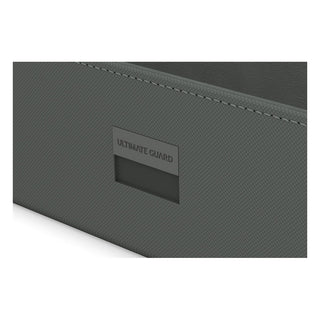 Ultimate Guard Arkhive 800+ XenoSkin Grau, Kartenbox, Detailansicht, strukturiertes Material, Logo sichtbar.