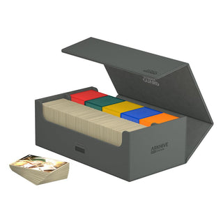 Ultimate Guard Arkhive 800+ XenoSkin Grau, geöffnet, gefüllt mit Karten und bunten Trennwänden.