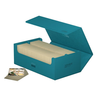 Ultimate Guard Arkhive 800+ XenoSkin in Petrolblau, geöffnet, mit Kartenstapel.