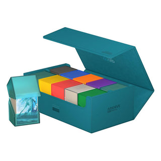 Ultimate Guard Arkhive 800+ XenoSkin in Petrolblau, geöffnet mit Kartenboxen, ideal für 800+ Karten.