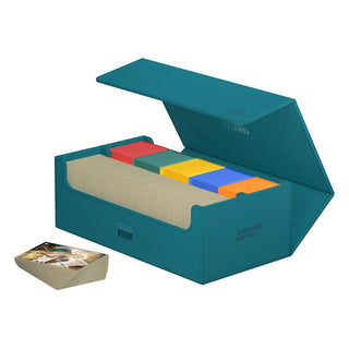Ultimate Guard Arkhive 800+ XenoSkin in Petrolblau, geöffnet mit Karten und Trennwänden.