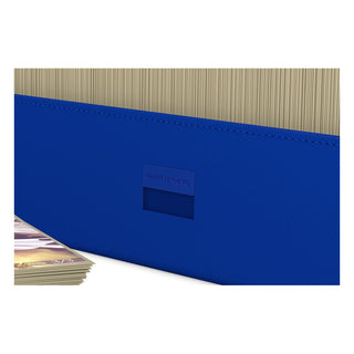 Blaue Ultimate Guard Arkhive 800+ Box, gefüllt mit Karten, Nahaufnahme der Textur und Logo.